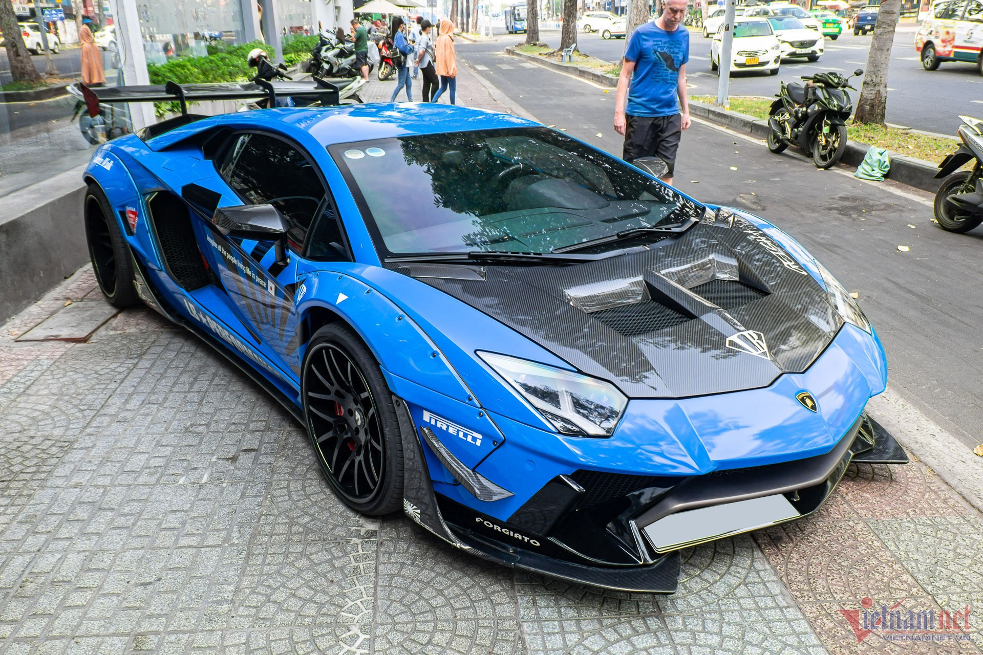 Siêu xe Lamborghini Aventador của đại gia Việt rớt giá một nửa sau 9 năm