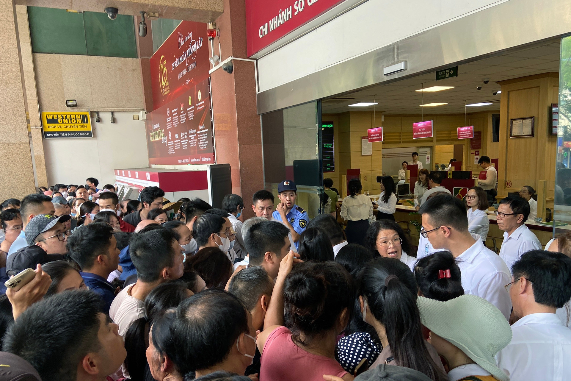 Thuê người lấy số mua vàng đẩy giá, NHNN đề nghị Bộ Công an xác minh, xử lý