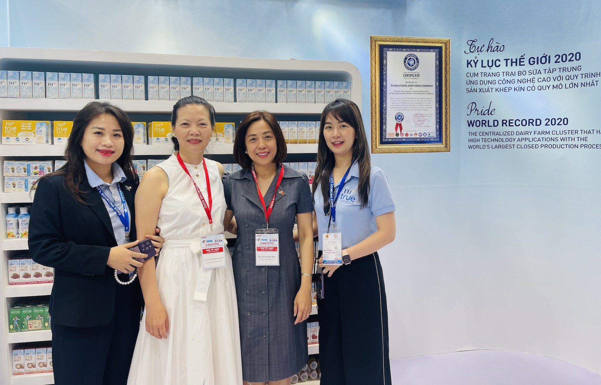 Thương vụ VN tại EU thăm quan TH.jpg