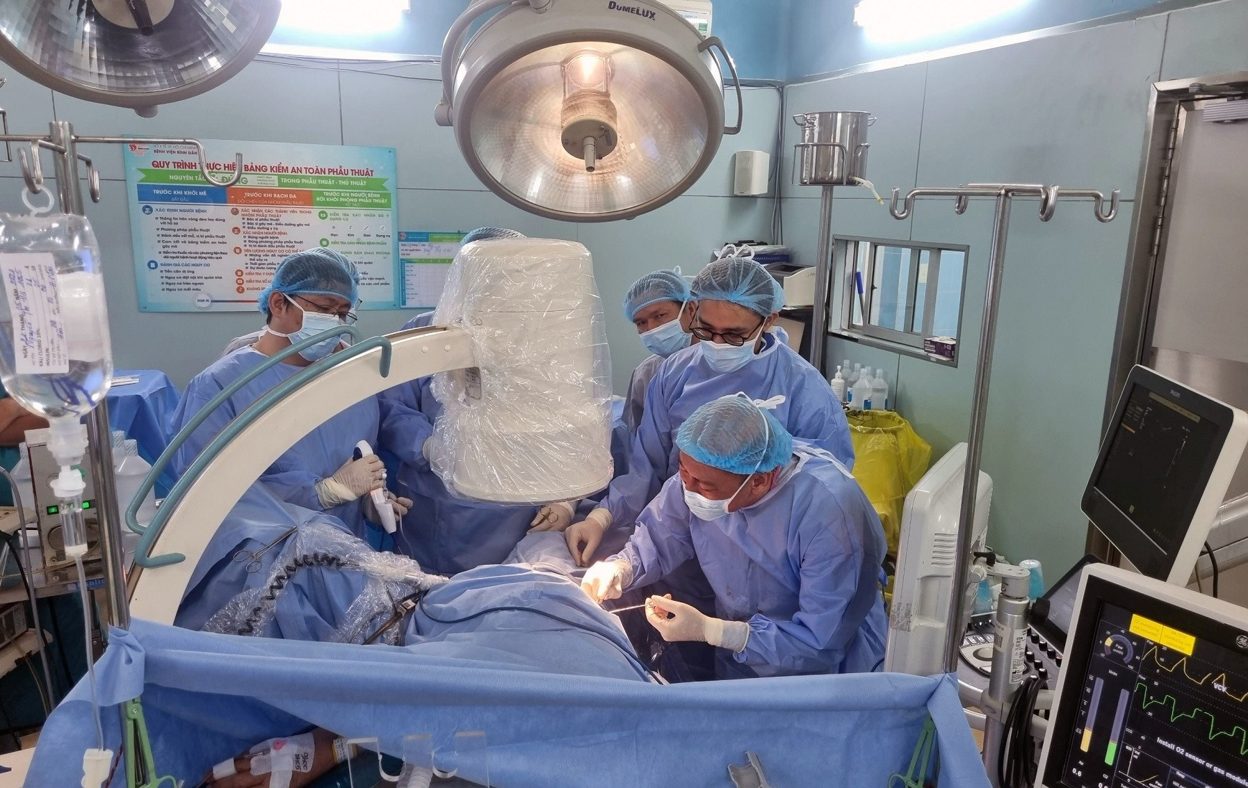 1.PGS.TS.BS NGUYEN PHUC CAM HOANG (NGOAI CUNG BEN PHAI) CUNG CAC BAC SI DANG TIEN HANH PHAU THUAT CHO NGUOI BENH H..jpg