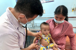 Chưa đến tuổi tiêm vắc xin đã mắc bệnh sởi, nguy cơ bùng phát dịch