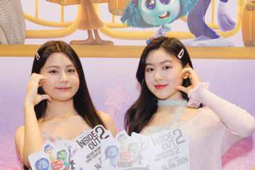 Hai con gái xinh như hoa hậu của MC Quyền Linh gây chú ý đi xem phim 5.000 tỷ