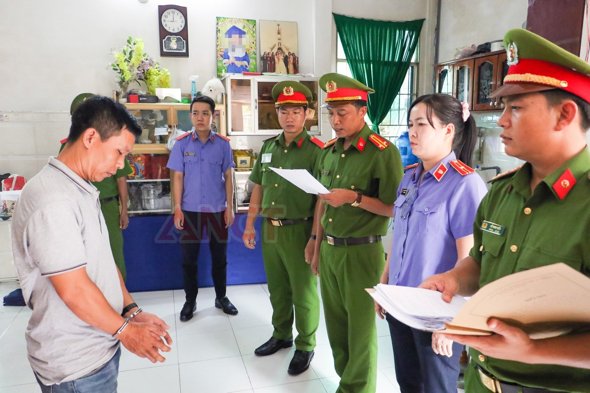 'Lật mặt' những kẻ giả công an để lừa tình, tiền và làm những chuyện bất ngờ