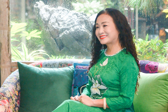 NSND Vi Hoa, diễn viên Hoàng Yến trình diễn áo dài tại Việt phủ Thành Chương