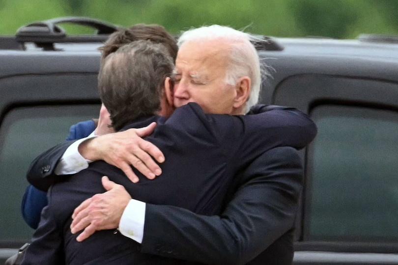 ong Biden om cham con trai.jpg