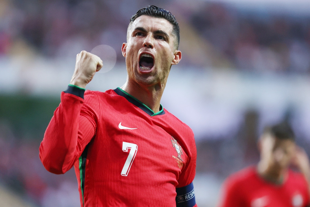 Ronaldo ghi bàn tuyệt đỉnh trong chiến thắng của Bồ Đào Nha