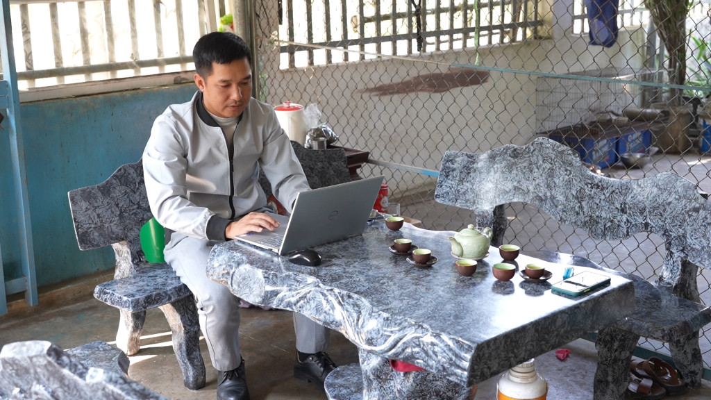 Anh Lê Văn Hiền (xã Tân Lập, huyện Đầm Hà) làm thủ tục đổi giấy phép lái xe trực tuyến. Ảnh: Ngọc Trâm