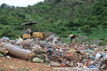 Đoàn liên ngành vào cuộc, phát hiện thêm kim tiêm tại bãi rác Mộc Châu