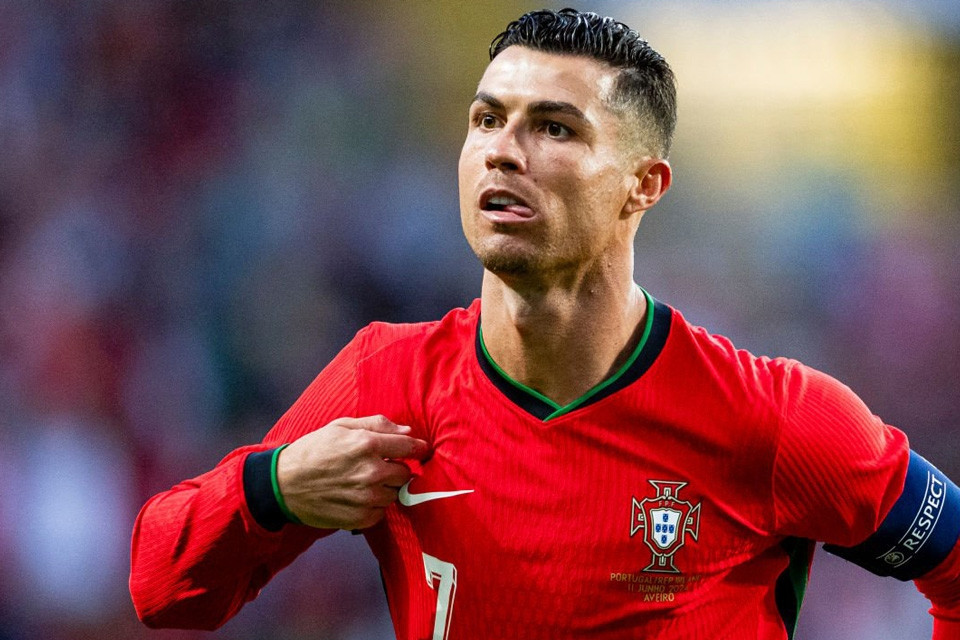 Ronaldo lần thứ 6 dự EURO: 20 năm vẫn chạy tốt