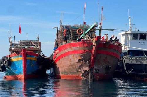 Tàu cá vỡ sau va chạm tàu hàng trên biển, 8 ngư dân may mắn được cứu
