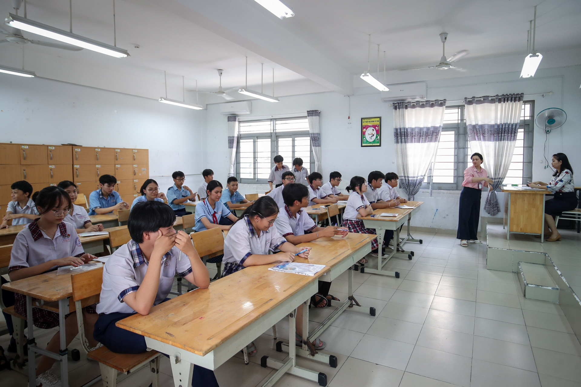 Thi lớp 10 TPHCM: Đề thi Toán có nội dung Vật lý lớp 10, thí sinh 'khóc là đúng'