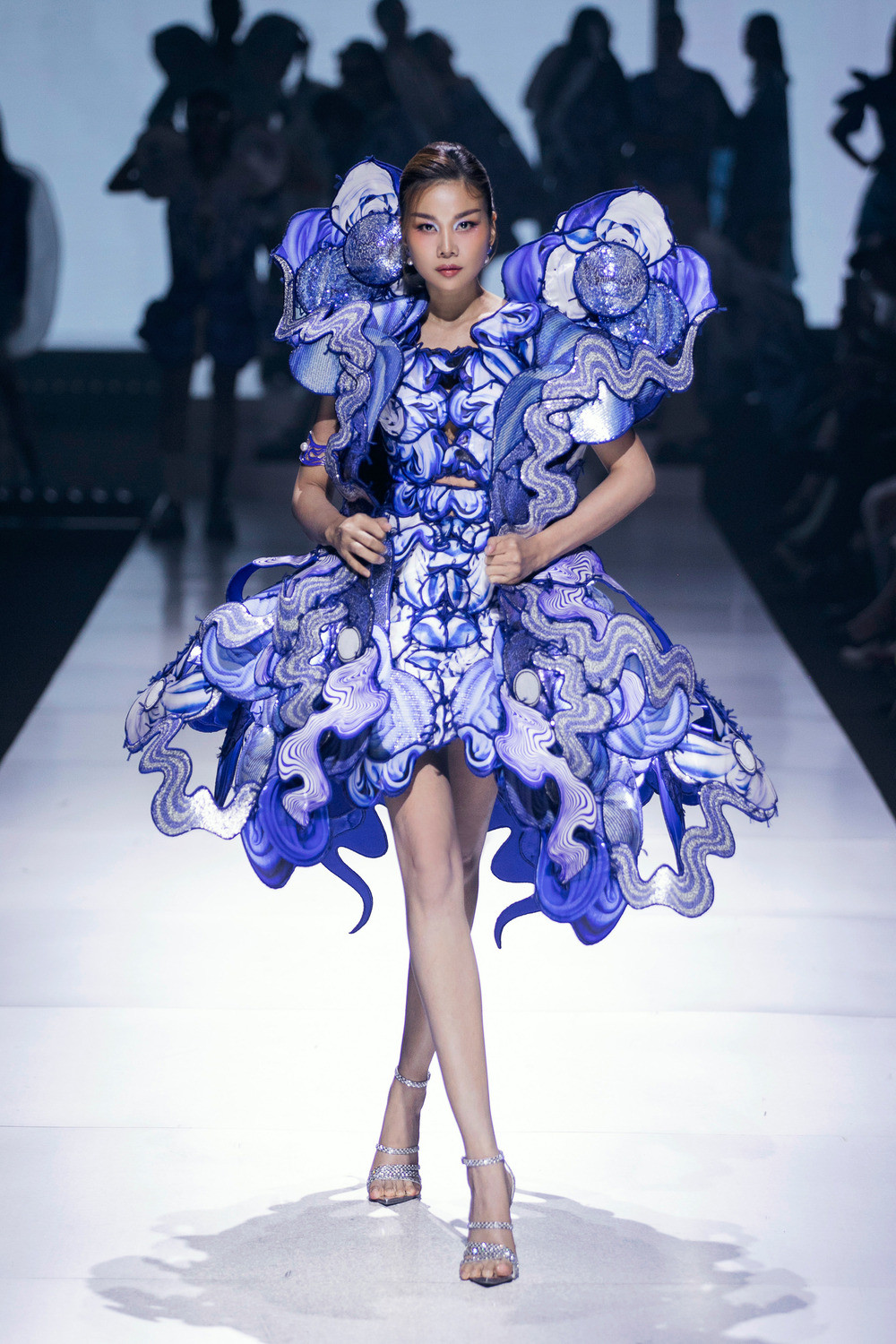 1. Siêu mẫu Thanh Hằng toả sáng trong thiết kế cầu kỳ của BST _Kiệt tác cửa nước_   NTK Võ Công Khanh.jpeg