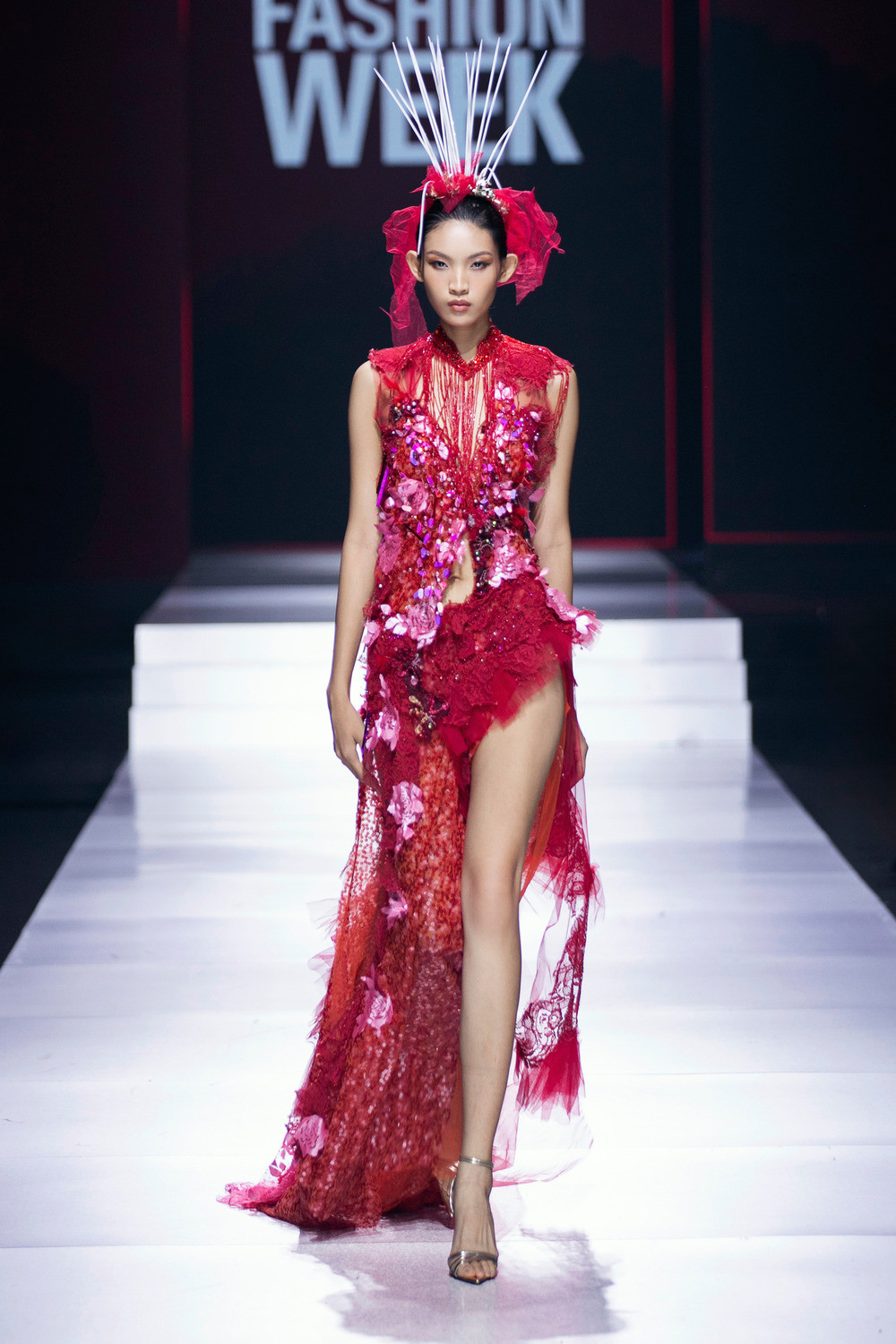 2. Quán quân The Face 2023 Huỳnh Tú Anh chiếm trọn “spotlight” trong vị trí Vedette của BST _Dragon_ .jpg.jpg