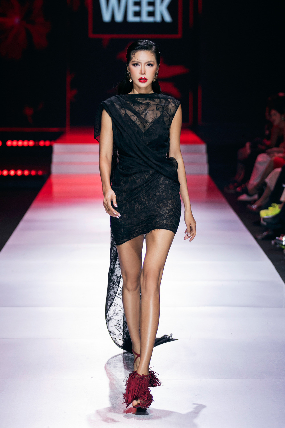 4. Siêu mẫu Minh Tú cũng góp mặt trong show diễn của NTK Adrian Anh Tuấn.jpg