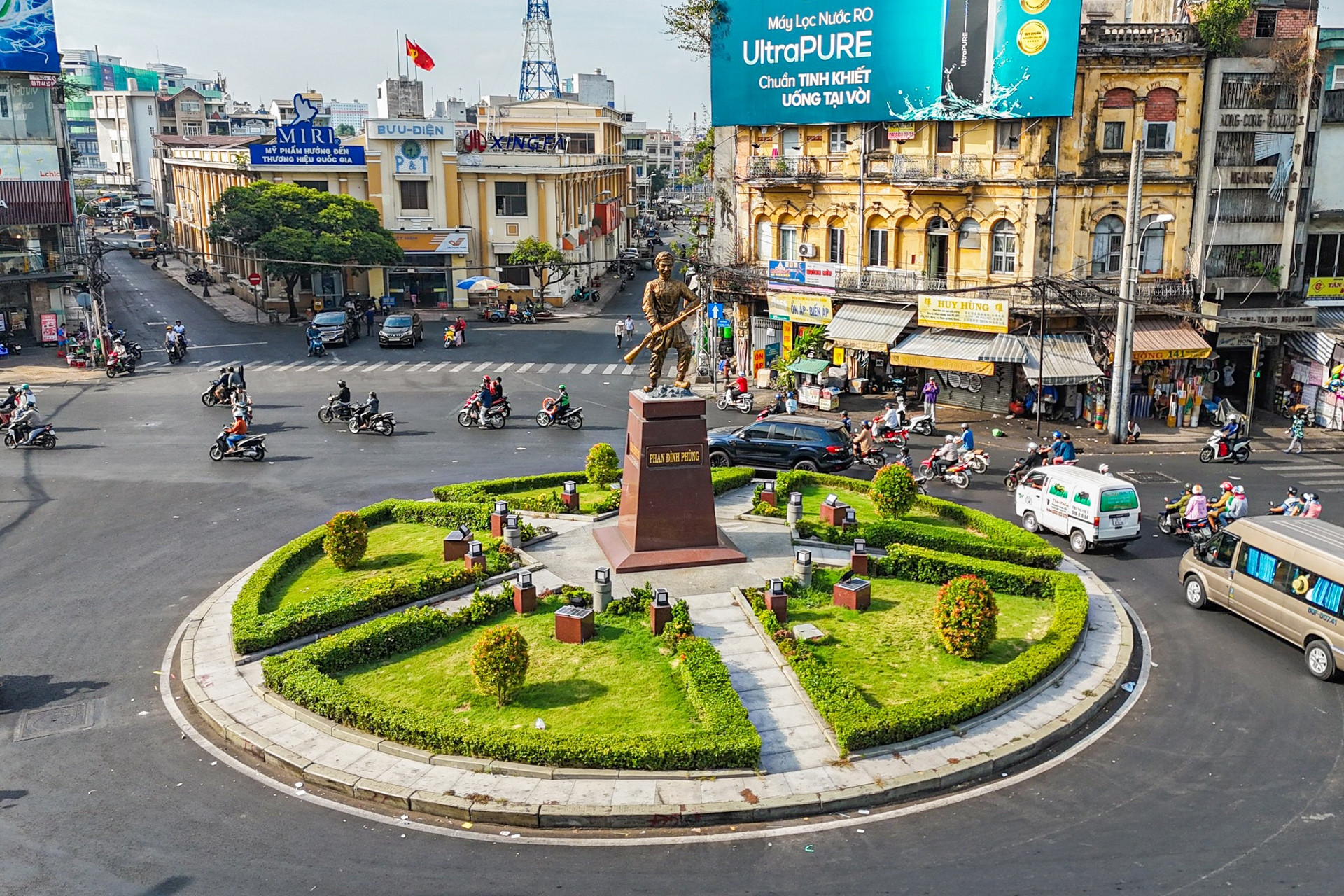 Bí thư quận 1: Giữa trung tâm TPHCM có gia đình phải chia ca để ngủ