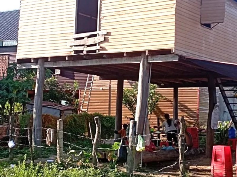 Ngã vào xô nước.jpg