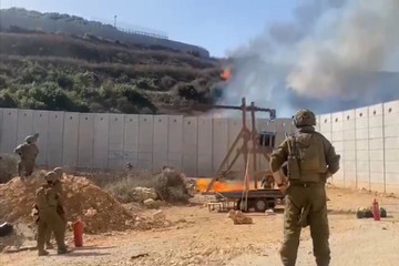 Video binh sĩ Israel dùng máy bắn đá phóng đạn lửa vào lãnh thổ Lebanon