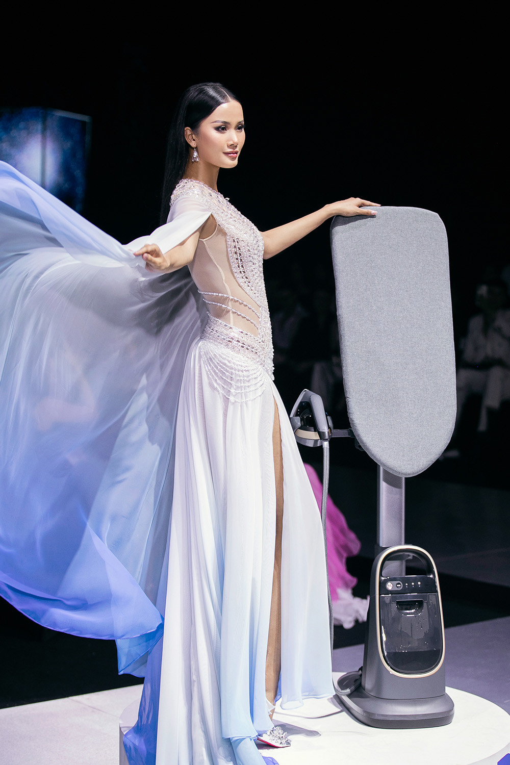 2. Á hậu Hương Ly tỏa sáng khi trình diễn vedette cho BST _The Shape Of Pearl_ của NTK Lý Giám Tiền.jpg