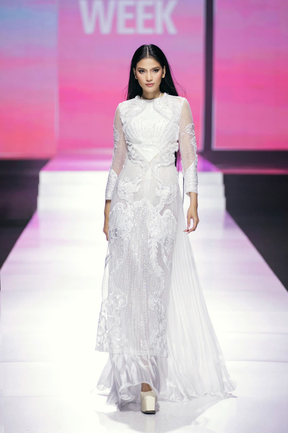 3. Á hậu Trương Thị May _làm chủ_ sàn diễn trong thiết kế áo dài được đính kết lấp lánh của NTK Thủy Nguyễn với BST “Lả Lơi Áng Mây Trôi”.jpg.jpg