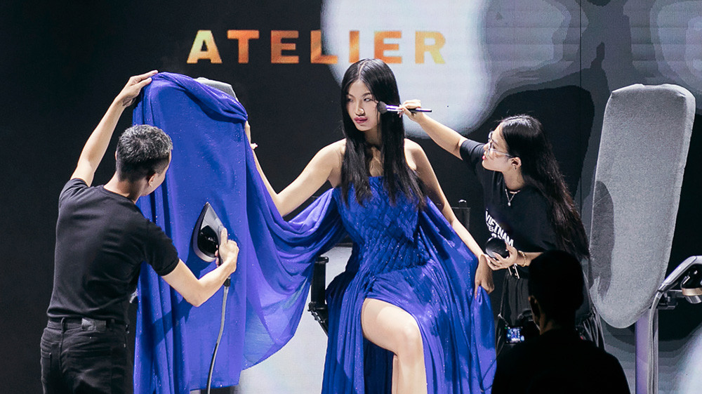 3. Quán quân TFVN Huỳnh Tú Anh mở màn đầy độc đáo tại BST _The Shape Of Pearl_ của NTK Lý Giám Tiền.jpg