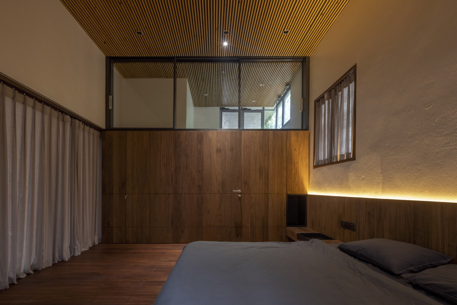 Phòng ngủ thiết kế đơn giản có cửa kính.