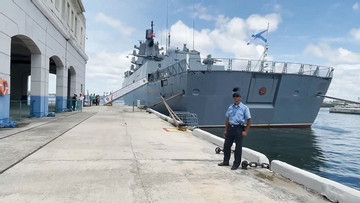 Người dân Cuba xếp hàng tham quan chiến hạm Nga