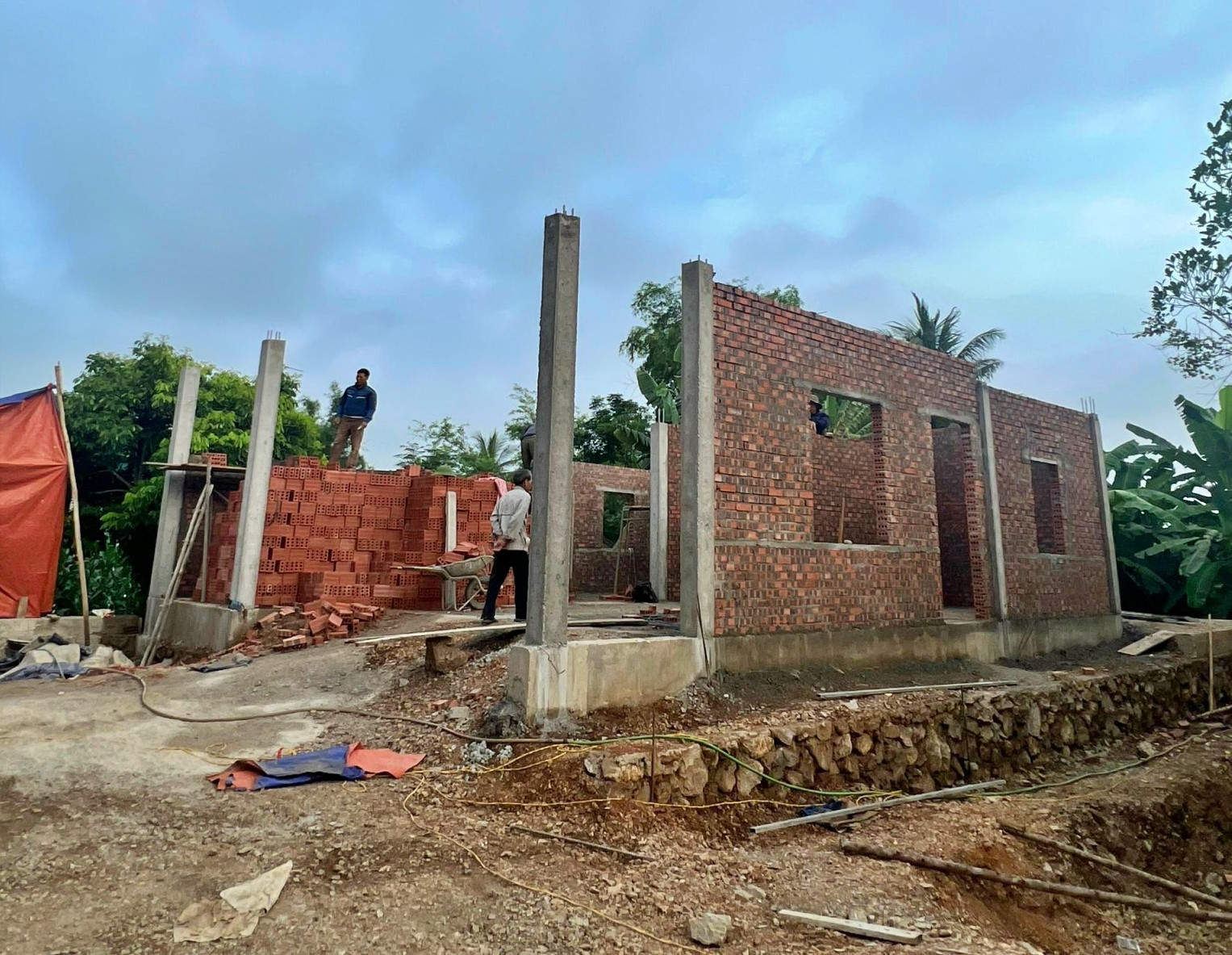 Ông bố mù ở Nghệ An có 7 con gái xinh đẹp giỏi giang, tuổi U70 hưởng trái ngọt