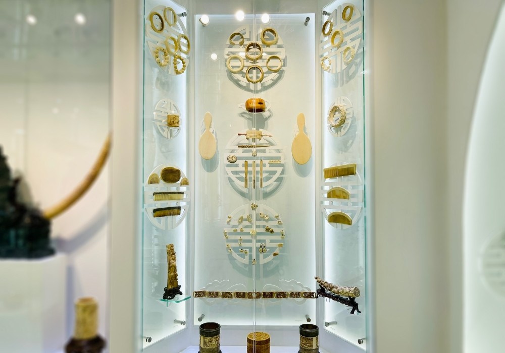 batch_ddMột trong những cổ vật tại bảo tàng về trang sức 54 dân tộc 1.jpg