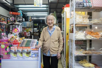 Cụ bà 102 tuổi vẫn đi làm, được dân mạng ca ngợi là 'viên ngọc quý'