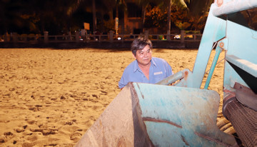 Người đàn ông ở Nha Trang cải tiến xe sàng cát, giúp bãi biển sạch bóng rác thải