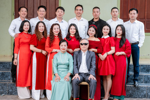 Ông bố mù ở Nghệ An có 7 con gái xinh đẹp giỏi giang, tuổi U70 hưởng trái ngọt