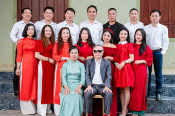 Ông bố mù ở Nghệ An có 7 con gái xinh đẹp giỏi giang, tuổi U70 hưởng trái ngọt
