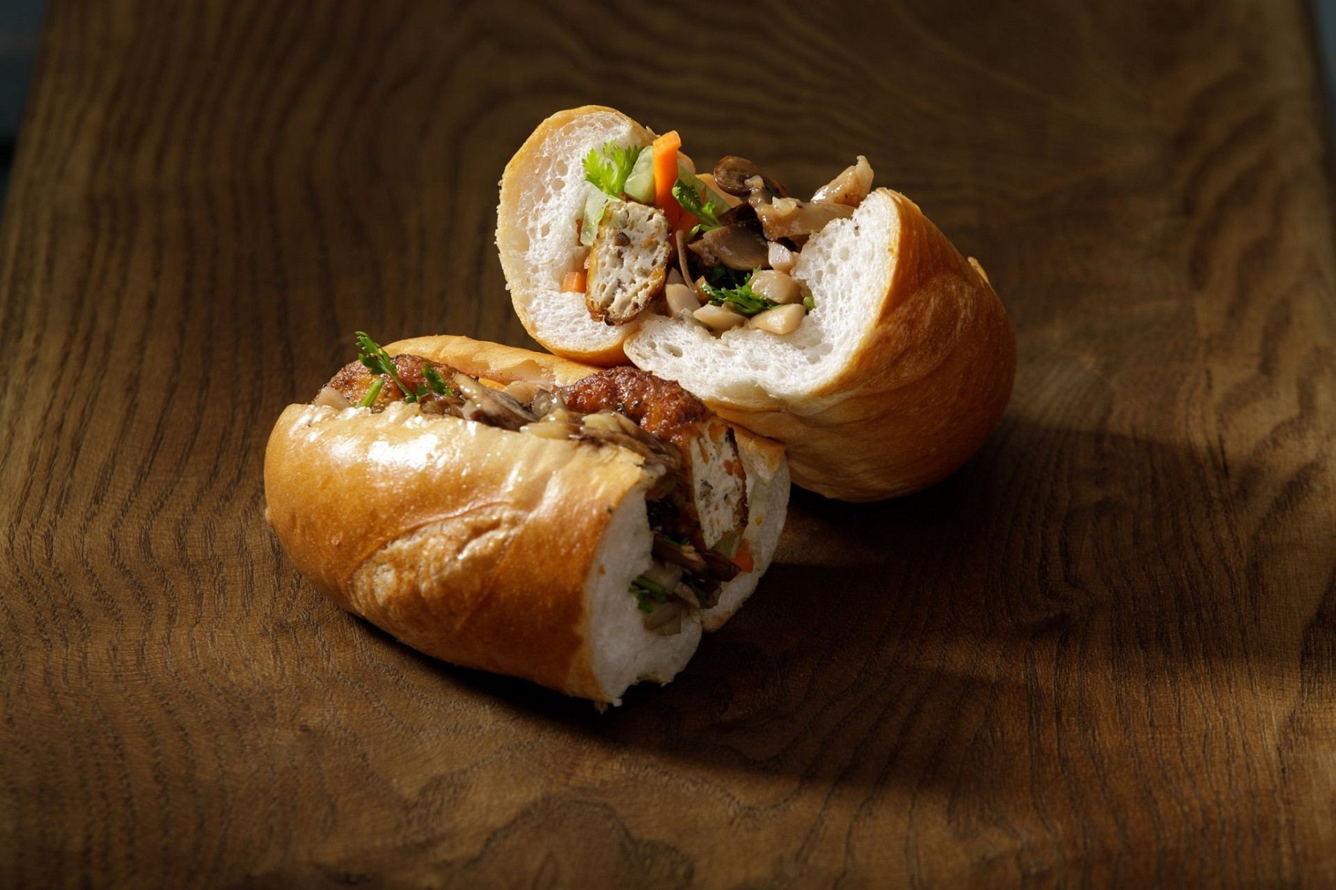 Ăn bánh mì ở Hà Nội và nói 'không đặc biệt', khách Tây bị phản ứng dữ dội