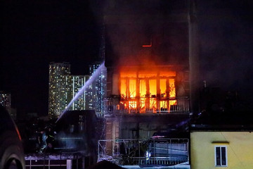 Phút nỗ lực phá 'tường lửa' trong vụ cháy 4 người tử vong ở Định Công Hạ
