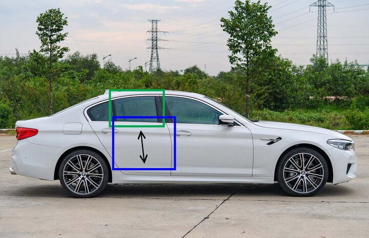 phan kinh truot len xuong phia sau mau xanh la bi han che kich thuoc do khi ha xuong can lot long trong phan ben duoi cua xe mau xanh duong 16065987.jpeg