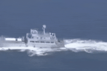 Video tàu ngầm Trung Quốc tập trận đánh chìm tàu đổ bộ