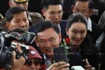 Cựu Thủ tướng Thái Lan Thaksin đóng tiền để được tại ngoại