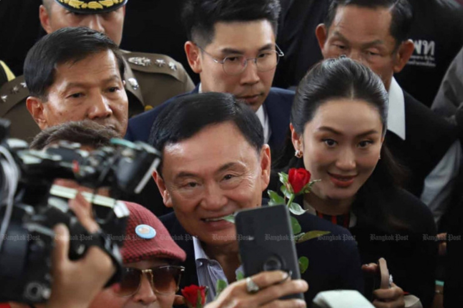 Cựu Thủ tướng Thái Lan Thaksin đóng tiền để được tại ngoại