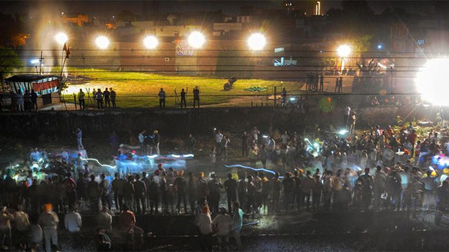 Tàu hỏa lao thẳng vào đám đông ở Ấn Độ, hơn 60 người thiệt mạng