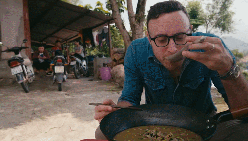 Khách Tây ‘toát mồ hôi’ nếm thử món canh từ phân non động vật ăn cỏ ở Hà Giang