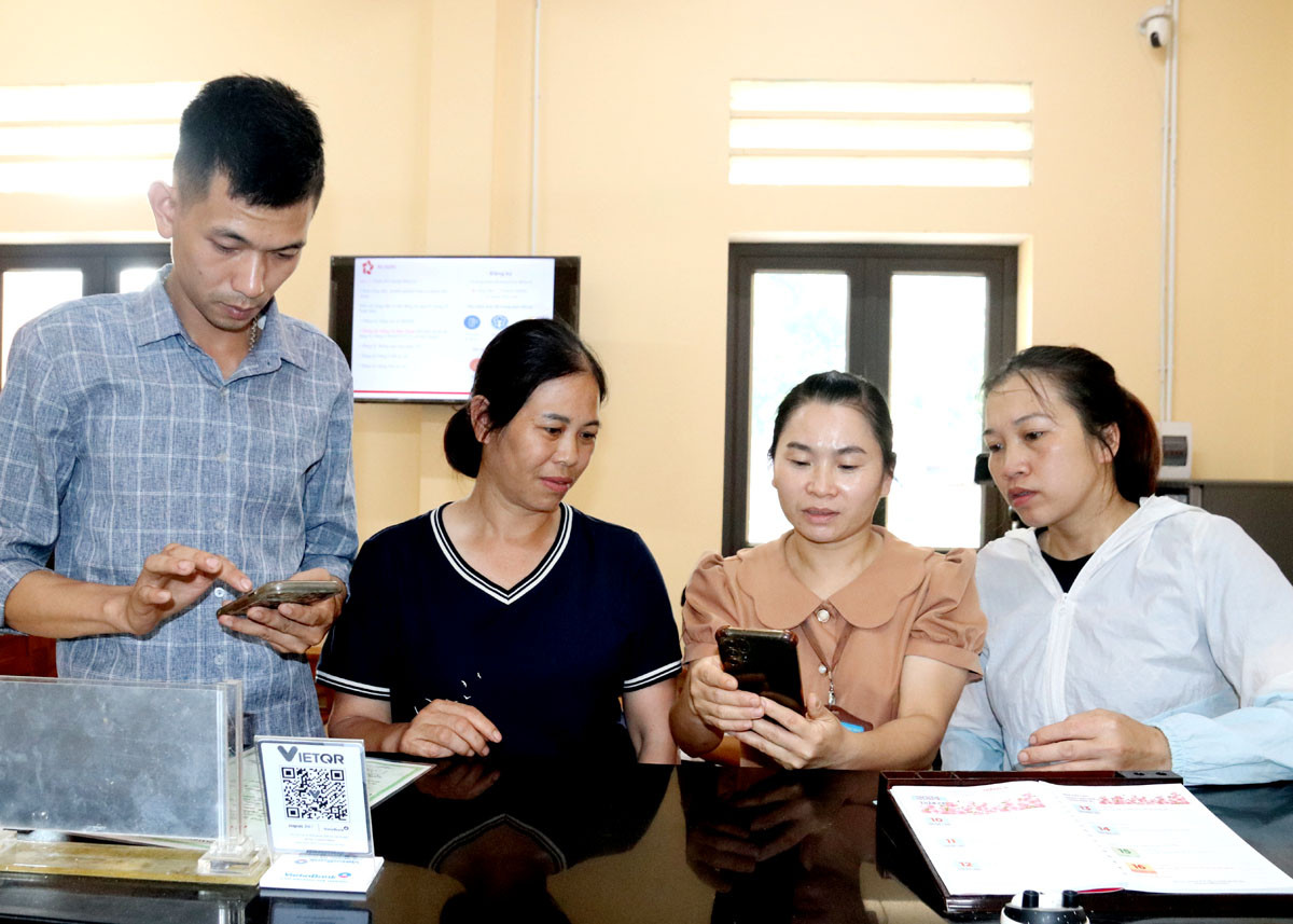 Cán bộ bộ phận “một cửa” xã Tân Quang (Bắc Quang) hỗ trợ người dân sử dụng dịch vụ công trực tuyến.