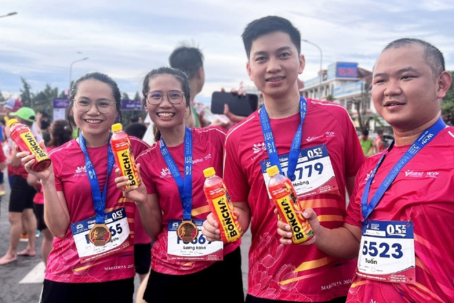 Marathon Hành trình về Làng Sen 2024: Hàng nghìn VĐV thưởng thức Boncha miễn phí