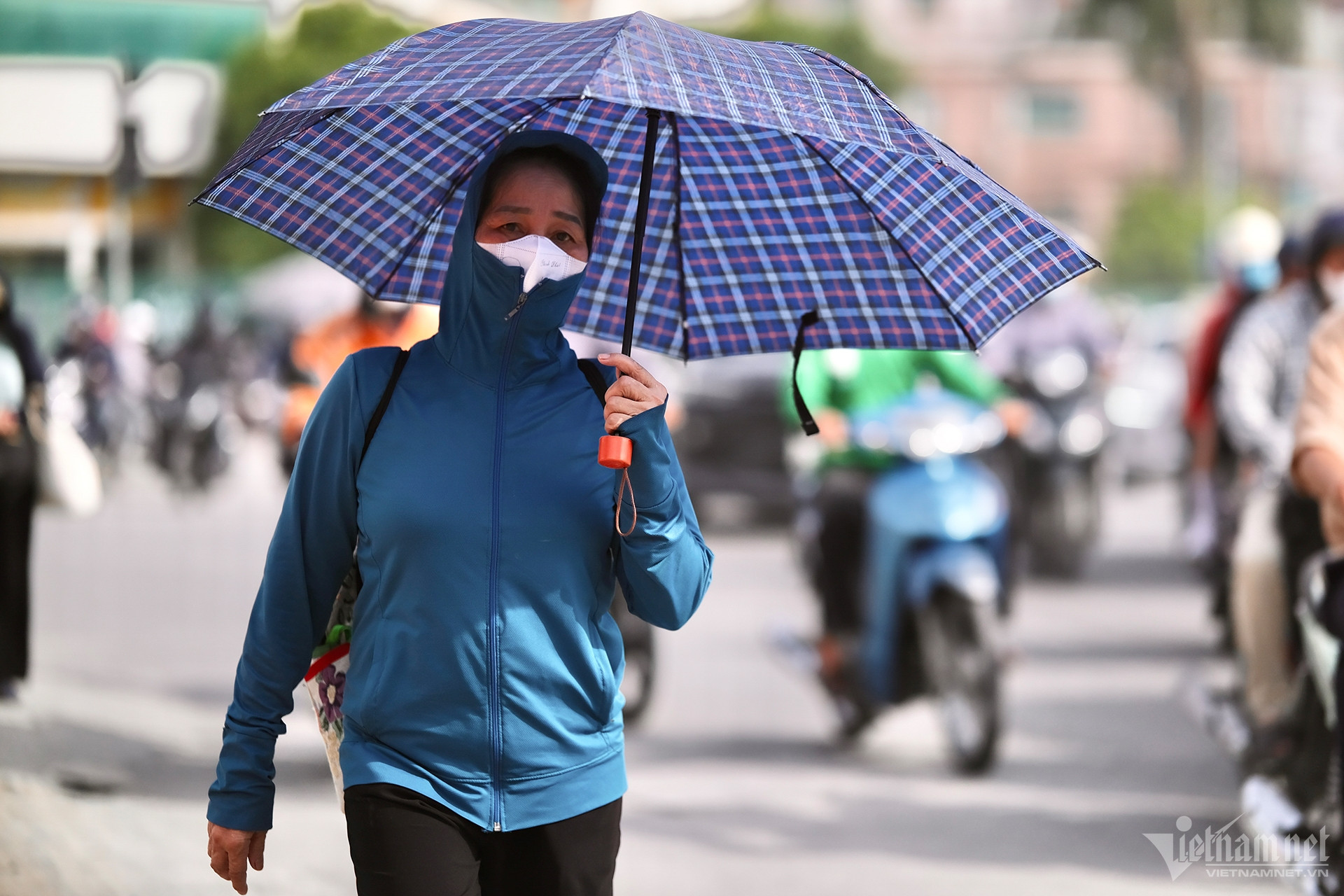 View - Hanoians struggling with intense heat | DTiNews - Dan Tri International, the news gateway of Vietnam