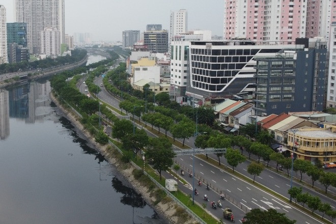 Xén dải phân cách mở rộng 8km làn xe máy trên đại lộ xuyên tâm ở TPHCM