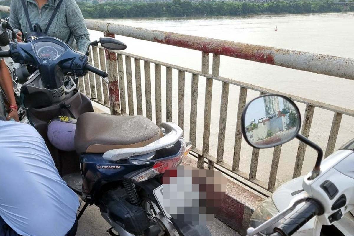 Cảnh sát kịp thời ngăn chặn người phụ nữ nhảy cầu Chương Dương tự tử