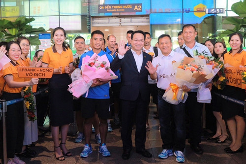 Cổ động viên chào đón CLB bóng đá LPBank - HCMC trở về