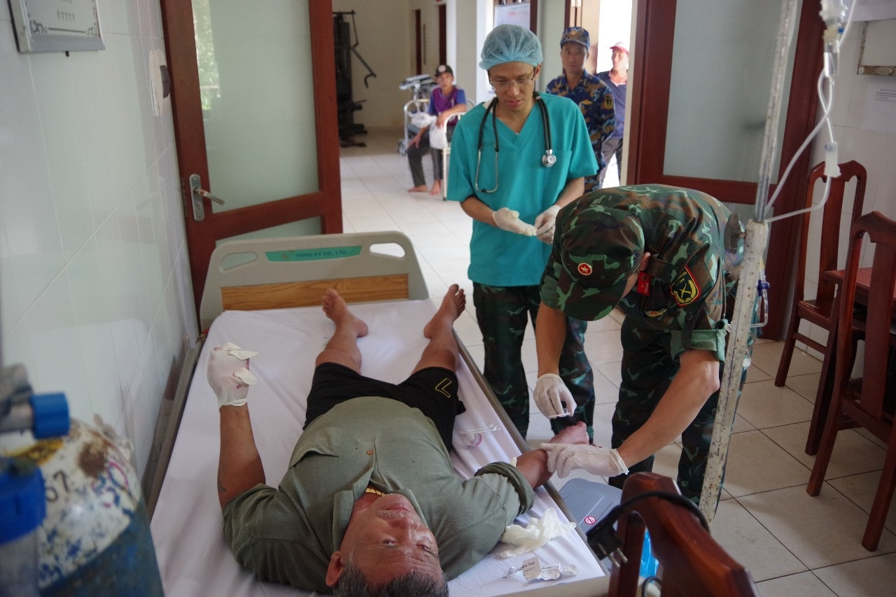 Cứu ngư dân bị đứt lìa 4 ngón tay ở Trường Sa