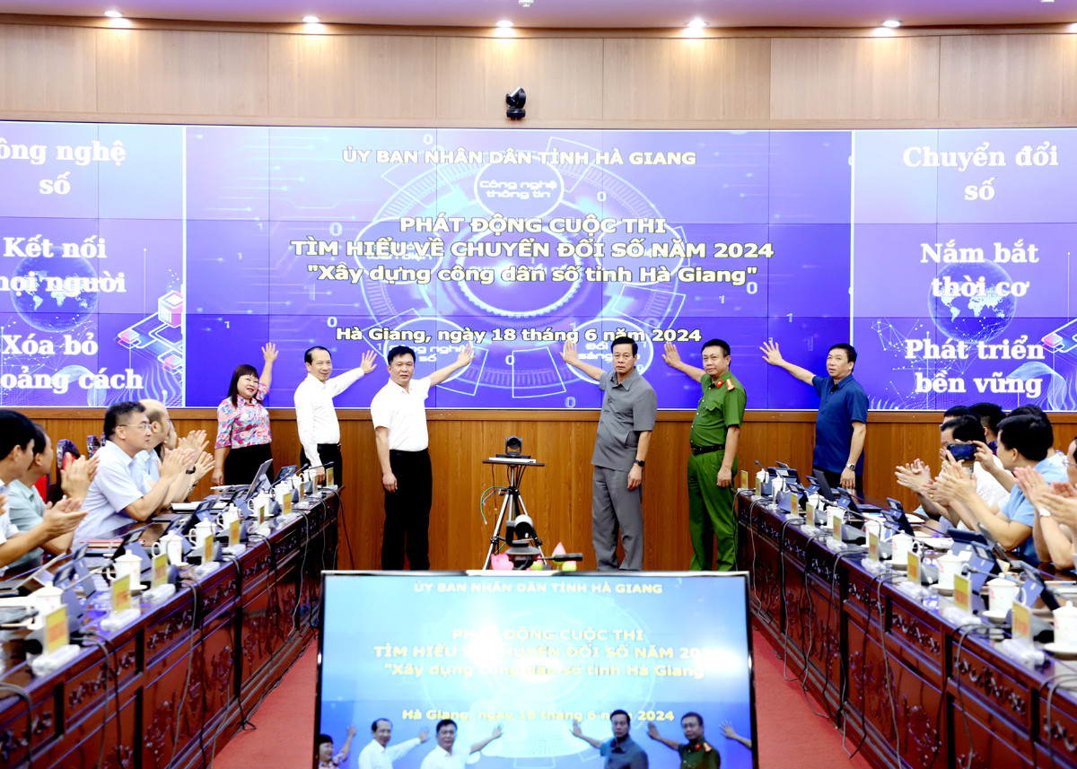 Các đồng chí lãnh đạo tỉnh bấm nút phát động cuộc thi.