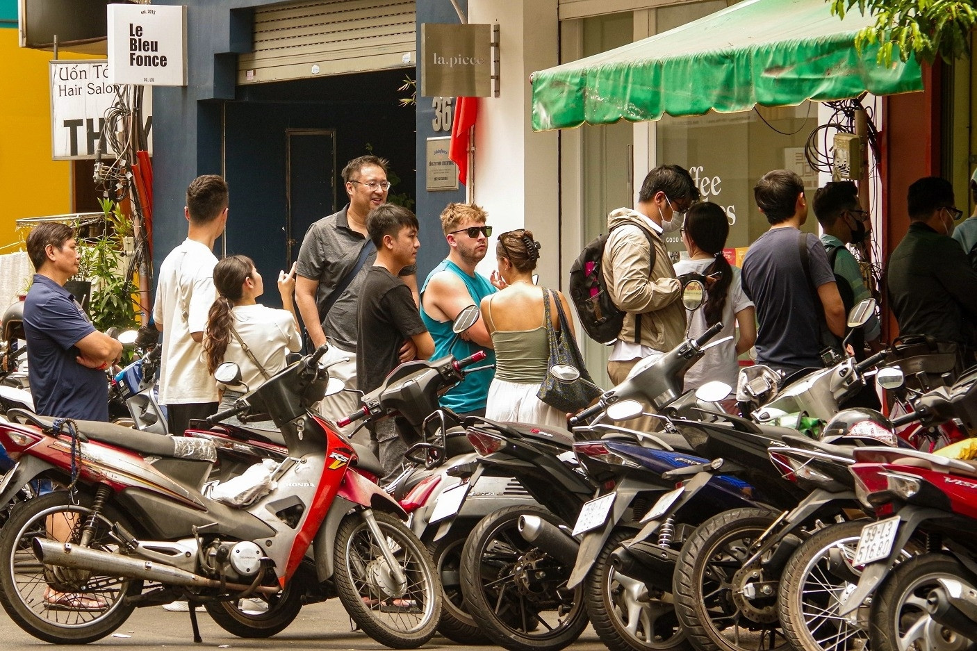 Quán bánh mì Việt khiến khách Tây, ta chen chân xếp hàng, 'đông bất chấp'