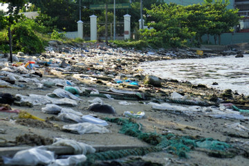 Rác thải, xà bần bủa vây vịnh ở Đà Nẵng